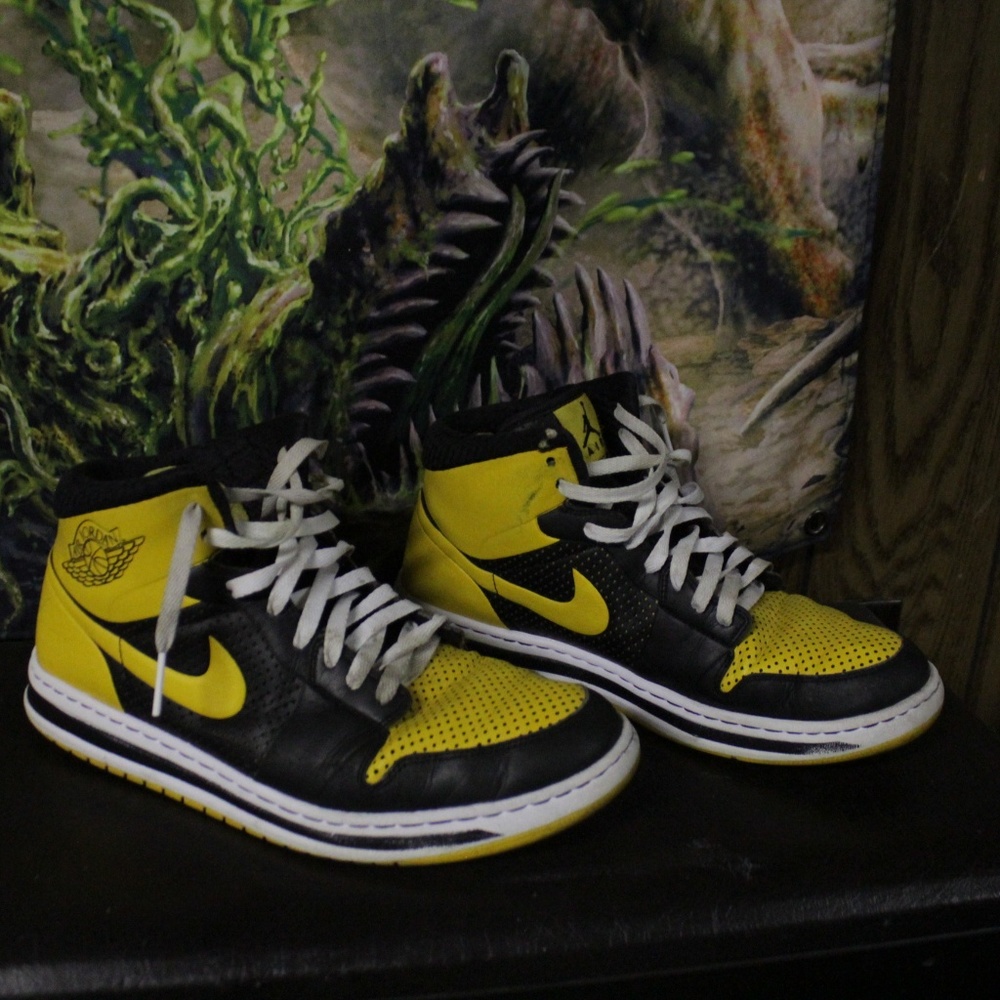 Air Jordan 1 ? Yellow  Size 12